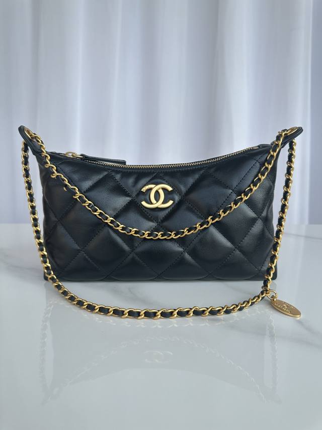 品牌:Chanel型号:As5528简介:原单质量，经典之作，华丽与气质的前沿，是你意想不到的尊贵。皮种：原单进口羊皮，里配原版布。五金:原版五金配制尺寸:25