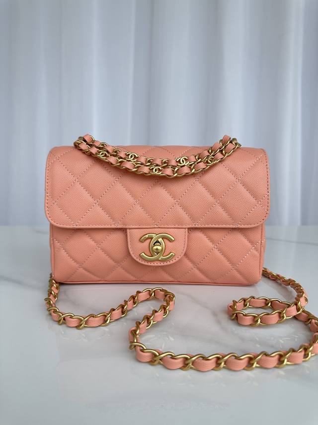 品牌:Chanel型号:As5240 简介:原单质量，经典之作，华丽与气质的前沿，是你意想不到的尊贵。皮种:原单进口球纹皮，里配原版小羊皮。五金:原版五金配制尺