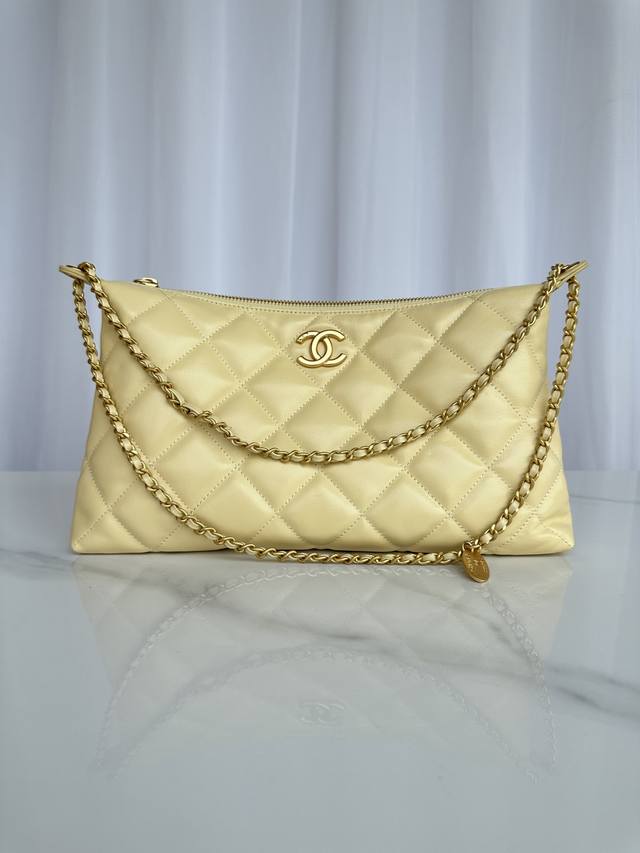 品牌:Chanel型号:As5498简介:原单质量，经典之作，华丽与气质的前沿，是你意想不到的尊贵。皮种：原单进口羊皮，里配原版布。五金:原版五金配制尺寸:32