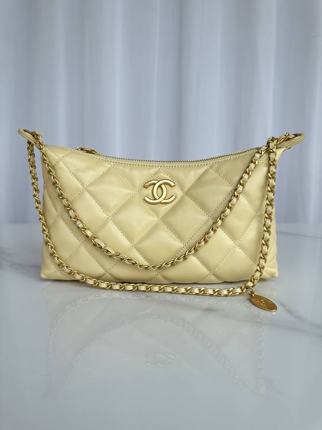 品牌:Chanel型号:As5528简介:原单质量，经典之作，华丽与气质的前沿，是你意想不到的尊贵。皮种：原单进口羊皮，里配原版布。五金:原版五金配制尺寸:25