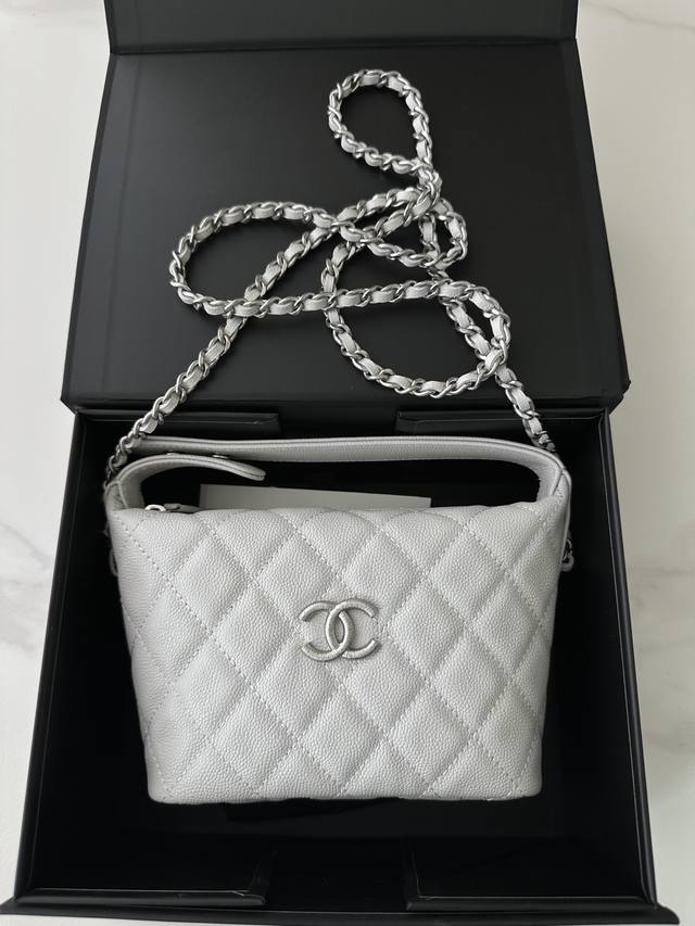 品牌:Chanel型号:As4386简介:原单质量，经典之作，华丽与气质的前沿，是你意想不到的尊贵。皮种：球纹牛皮，原单进口球纹皮，里配原版布。五金:原版五金配