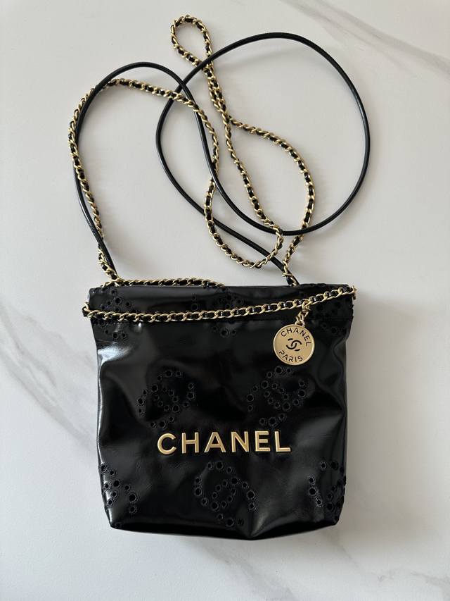 品牌:Chanel型号:As3980 简介:原单质量，经典之作，华丽与气质的前沿，是你意想不到的尊贵。皮种:原单进口牛皮，里配原版布。五金:原版五金配制尺寸:1