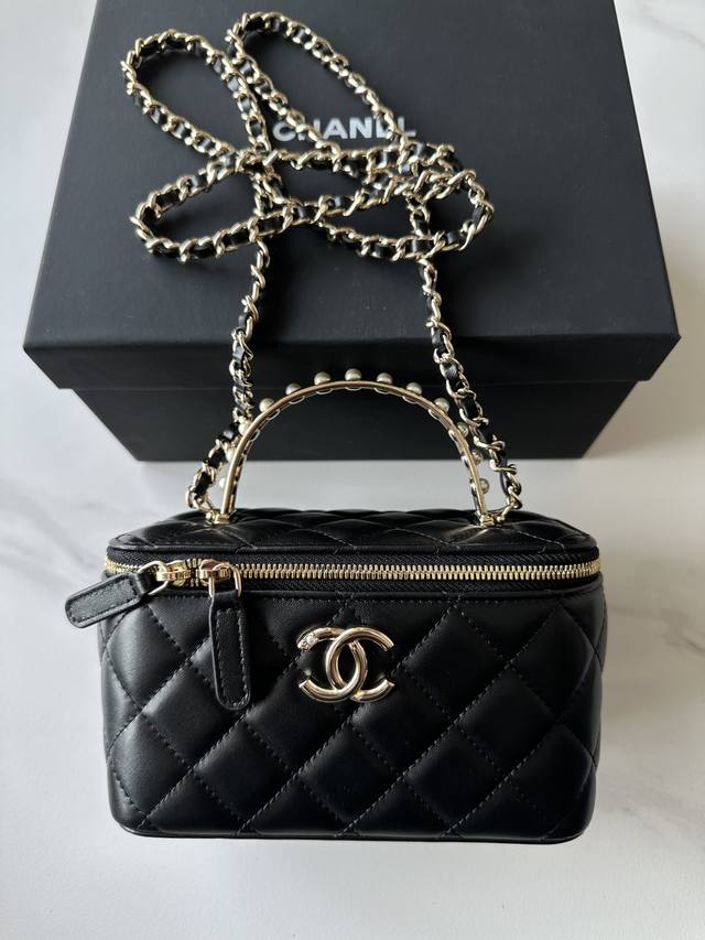 品牌:Chanel型号:A P5140简介:原单质量，经典之作，华丽与气质的前沿，是你意想不到的尊贵。皮种:原单进口羊皮，里配原版布。五金:原版五金配制尺寸:1