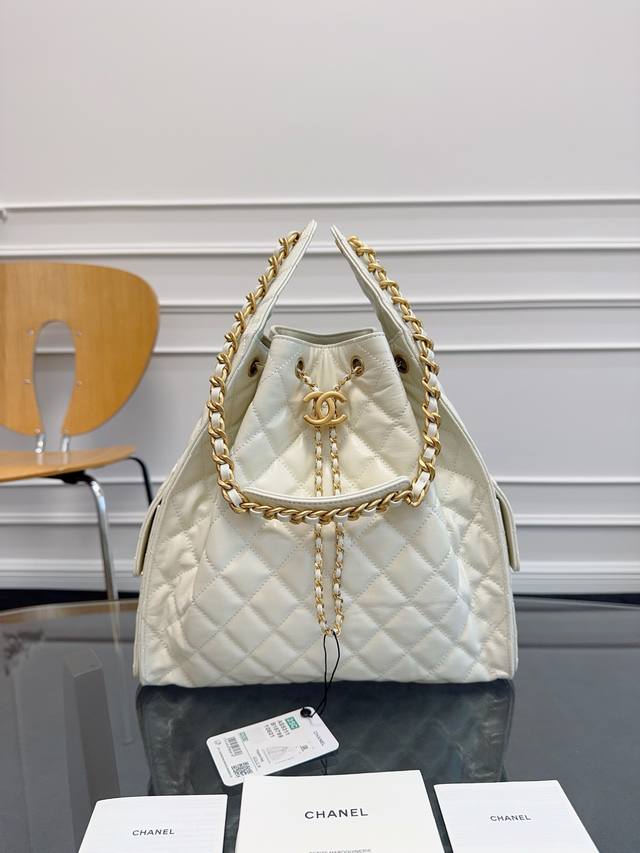 Chane125C 秀款 Hobo Bag 嬉皮包As5311 独特设计风格 光面牛皮配金色金属 超绝好搭配 上身感觉比图片好看很多容量很感人 左右两边还有双C