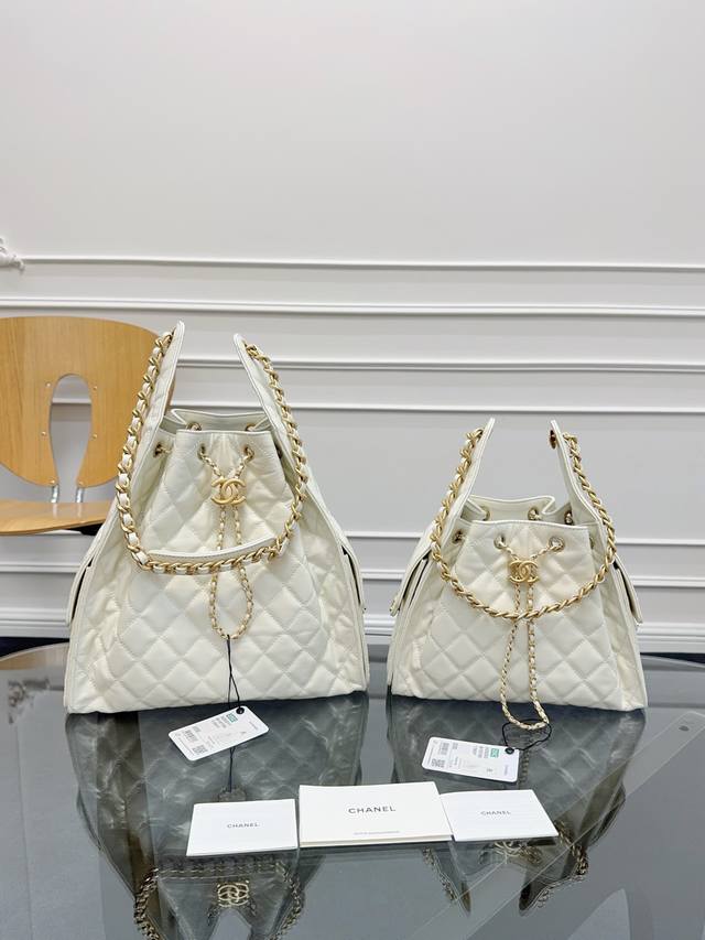 Chane125C 秀款 Hobo Bag 嬉皮包As5293特设计风格 光面牛皮配金色金属 超绝好搭配 上身感觉比图片好看很多容量很感人 左右两边还有双C L Chane125C 秀款 Hobo Bag 嬉皮包As5293特设计风格 光面牛皮配金色金属 超绝好搭配 上身感觉比图片好看很多容量很感人 左右两边还有双C L