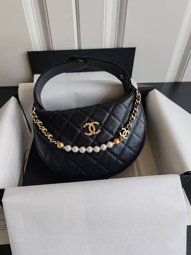 现货25S珍珠呼啦圈手拿包 每一季的小包 都让人爱不完！ 多了了一个链条 加珍珠扣 半月包造型 尺寸：16*16*5*Cm4584