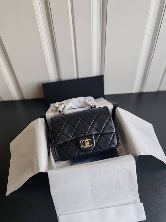 现货5P秋冬系列 拧链手柄口盖包 小号 黑色 专柜售价购入开发～ 独特链条拧转手柄设计 不仅大方美观，还提供舒适的握持感 这种设计既保留小香的经典元素， 又赋予