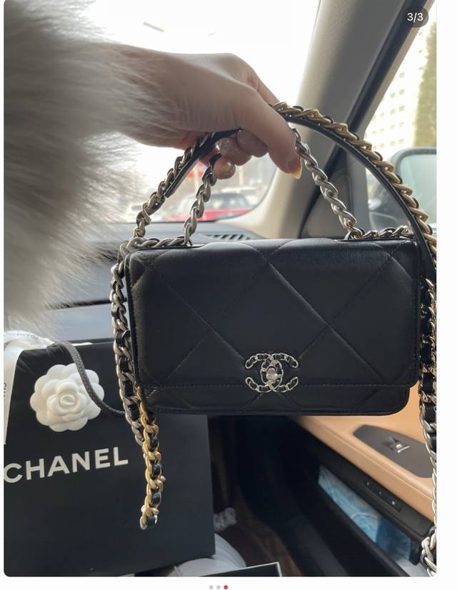 现货 现货 Ohanel 23 P20Bag Woc最新版纽扣比起老版本的磁铁扣 纽扣版本更为精致一些 皮条穿链Logo 双色链条 大菱格简直爱得不要不要的可爱