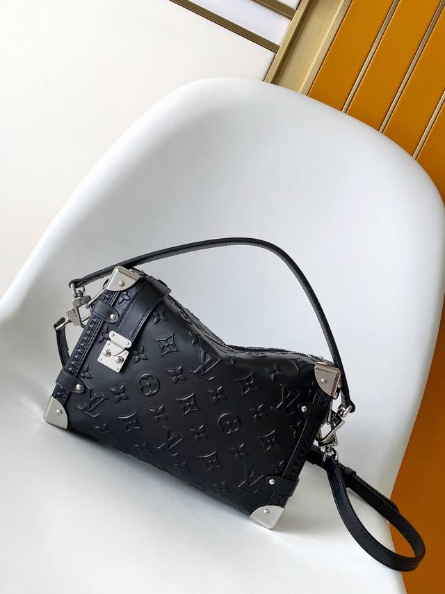 M14572黑色 M14571香槟色 顶级原单 动态163C本款 Side Trunk 中号手袋出自 Monogram Bold 系列，展现艺术总监 Nicol