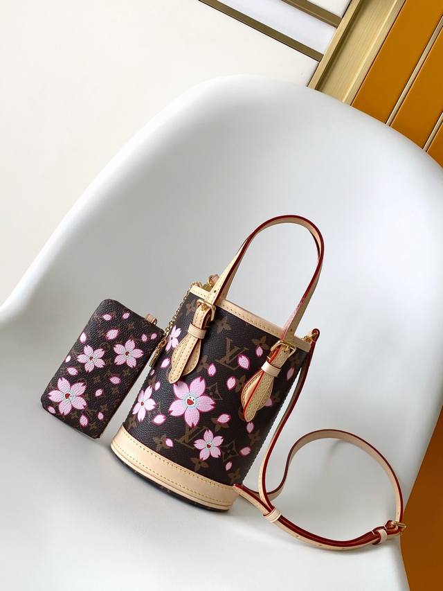 M13417 顶级原单 动态163C 本款 Nano Bucket 手袋以经典 Monogram 涂层帆布构筑精巧设计，借牛皮革饰边和耀目金属件完善整体。包身的