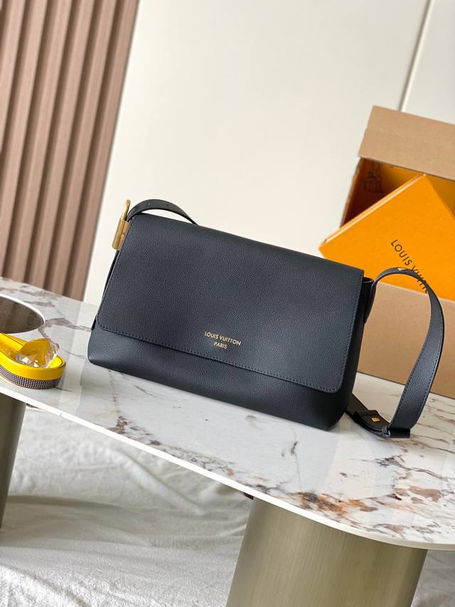 特级Mb原厂皮 本款 Low Key Messenger 手袋 型号：M13148黑色163C芯片版 材料：A级全钢五金，进口原厂牛皮 包装：全套原厂免税Mb包