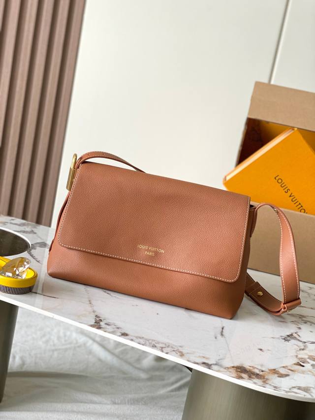 特级Mb原厂皮 本款 Low Key Messenger 手袋 型号：M13151棕色163C芯片版 材料：A级全钢五金，进口原厂牛皮 包装：全套原厂免税Mb包