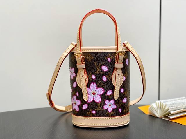 原单精品 M13417老花 樱花丝印水桶包 Lv Xtm Nano Bucket 手袋 老花 樱花 村上隆 本款 Nano Bucket手袋以经典Monogra