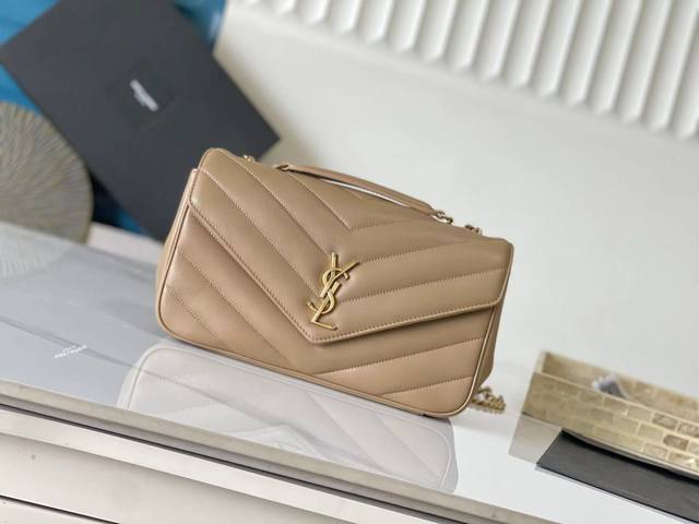 原厂皮 早春新款大号 柔软小羊皮信封式手袋，很有光泽感，饰以人字纹绗缝明缝线。轻便设计，配有可拆卸卡包和袖珍化妆镜，搭配滑动式链条、肩背斜挎 满足多场合搭配！