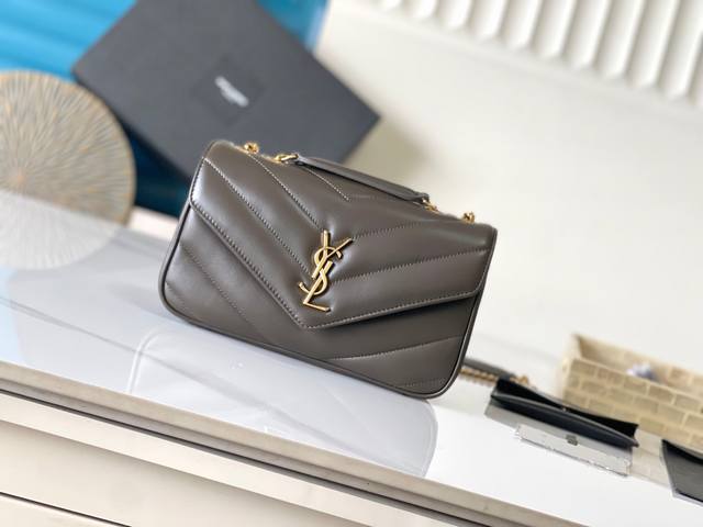 原厂皮 早春新款中号 柔软小羊皮信封式手袋，很有光泽感，饰以人字纹绗缝明缝线。轻便设计，配有可拆卸卡包和袖珍化妆镜，搭配滑动式链条、肩背斜挎 满足多场合搭配！