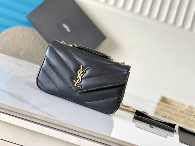 原厂皮 早春新款小号 柔软小羊皮信封式手袋，很有光泽感，饰以人字纹绗缝明缝线。轻便设计，配有可拆卸卡包和袖珍化妆镜，搭配滑动式链条、肩背斜挎 满足多场合搭配！