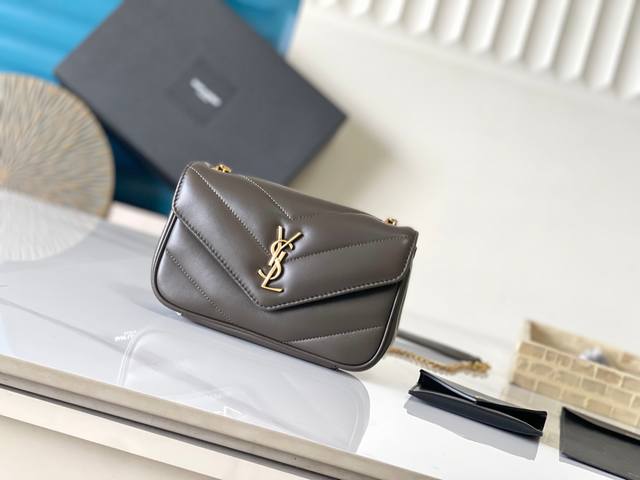 原厂皮 早春新款迷你 柔软小羊皮信封式手袋,很有光泽感,饰以人字纹绗缝明缝线。轻便设计,配有可拆卸卡包,搭配滑动式链条、肩背斜挎 满足多场合搭配! 新版羊皮另外 原厂皮 早春新款迷你 柔软小羊皮信封式手袋,很有光泽感,饰以人字纹绗缝明缝线。轻便设计,配有可拆卸卡包,搭配滑动式链条、肩背斜挎 满足多场合搭配! 新版羊皮另外