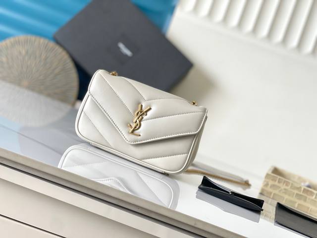 原厂皮 早春新款迷你 柔软小羊皮信封式手袋，很有光泽感，饰以人字纹绗缝明缝线。轻便设计，配有可拆卸卡包，搭配滑动式链条、肩背斜挎 满足多场合搭配！ 新版羊皮另外