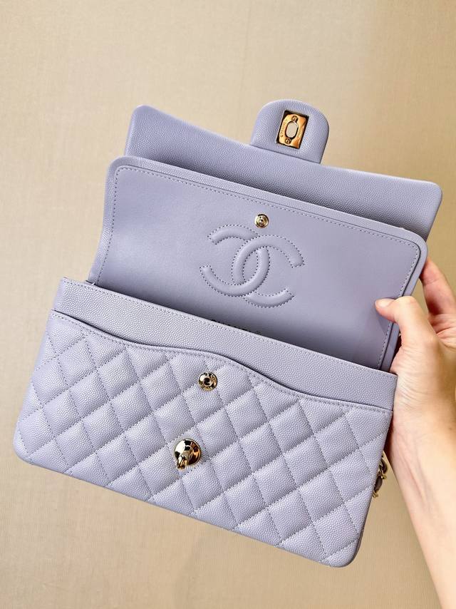 1112 注意看内里翻盖位置的鱼子酱皮料更能看出皮料等级法国哈斯原厂的鱼子酱，光泽感就是不一样，皮料自身在每个颗粒上有一层优质，是皮料自身的优质分泌物。法国哈斯