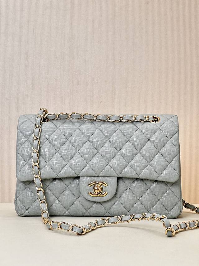 1112 中号灰色金扣 很耐看，包包整体摸上去手感很好，皮质柔软，这个Size很能装哦～