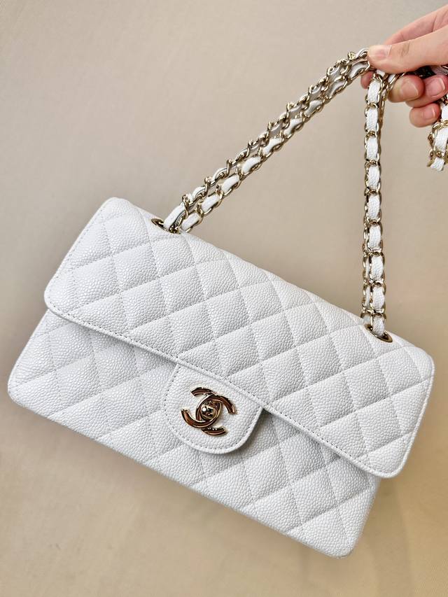 1112 白色搭配金扣和荔枝皮，满足了我对Cf的偏爱Size完美，单肩斜挎都刚好！ Classic Flap香奶奶经典翻盖包也就是常说的Cf ，自从上世纪80年