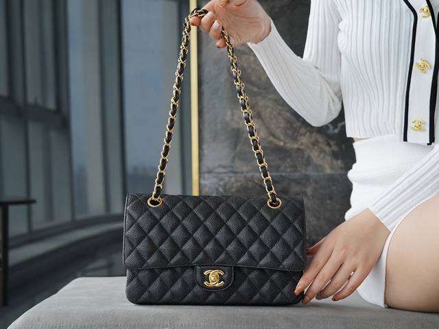 Classic Flap 经典口盖包 黑金 大球纹 意大利渠道定制小牛皮，颗粒感，光泽度，软度并存的一级小牛皮鱼子酱，百年一遇，很难得，经典菱格纹设计与皮穿金属