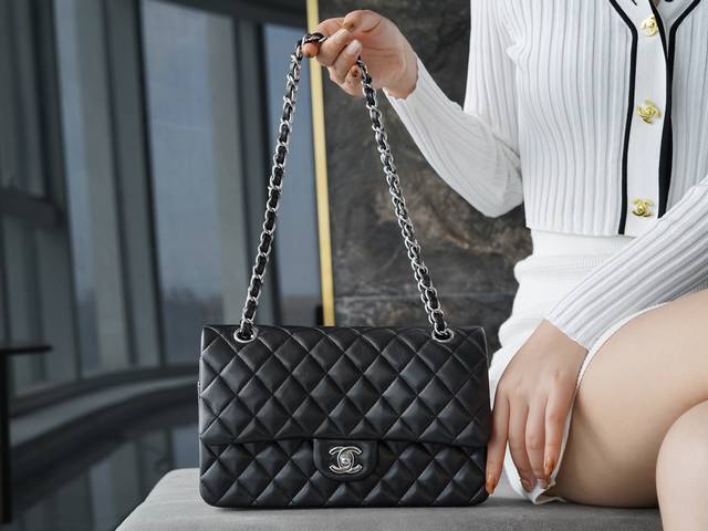 Classic Flap 经典口盖包 黑羊银 法国渠道进口小羊皮、手感细腻软乎，溢屏而出的质感，嫩得能掐出水的感觉经典菱格纹设计与皮穿金属的链条搭配，简单大气，