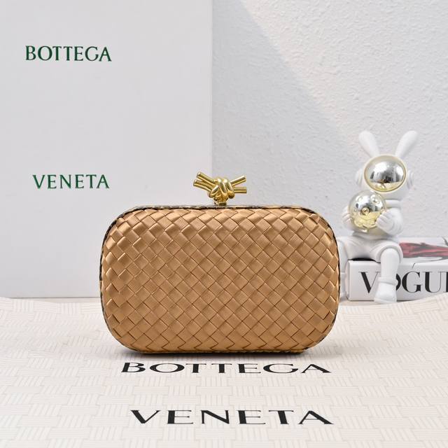 Bv Knot 编织晚宴包系列～ 每只包都透露着精致优雅标志性经典丝绸编织蛇皮镶边 搭配Knot绳结搭扣，手感柔软细腻 设计小巧精致，无Logo的低调，素雅大方