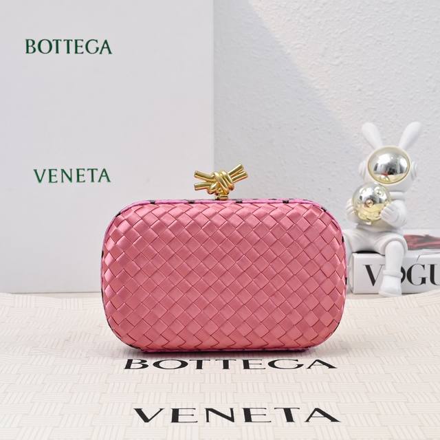 Bv Knot 编织晚宴包系列～ 717622 每只包都透露着精致优雅标志性经典丝绸编织蛇皮镶边 搭配Knot绳结搭扣，手感柔软细腻 设计小巧精致，无Logo的