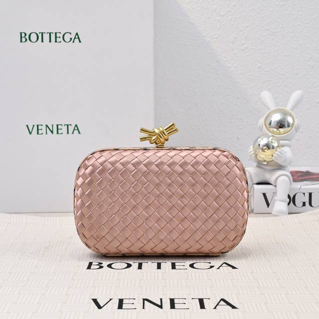 Bv Knot 编织晚宴包系列～ 每只包都透露着精致优雅标志性经典丝绸编织蛇皮镶边 搭配Knot绳结搭扣，手感柔软细腻 设计小巧精致，无Logo的低调，素雅大方