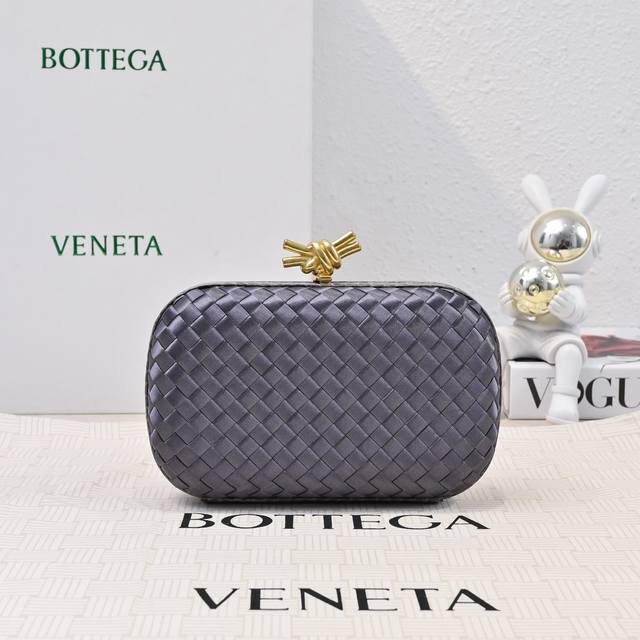 Bv Knot 编织晚宴包系列～ 每只包都透露着精致优雅标志性经典丝绸编织蛇皮镶边 搭配Knot绳结搭扣，手感柔软细腻 设计小巧精致，无Logo的低调，素雅大方