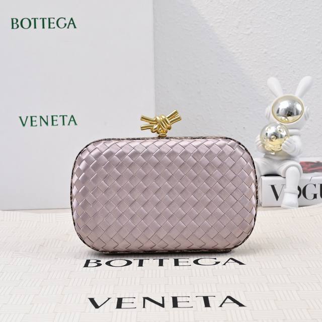 Bv Knot 编织晚宴包系列～ 每只包都透露着精致优雅标志性经典丝绸编织蛇皮镶边 搭配Knot绳结搭扣，手感柔软细腻 设计小巧精致，无Logo的低调，素雅大方