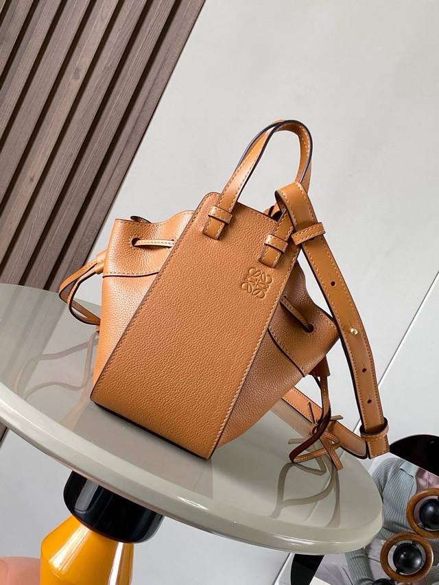 迷你柔软粒面牛皮革 Hammock 抽绳袋带有柔软侧面抽绳包身的多功能手袋可释放侧面抽绳来改变形状。环状带子可以使手袋有多种佩戴方式这个迷你版本采用柔软粒面牛皮 迷你柔软粒面牛皮革 Hammock 抽绳袋带有柔软侧面抽绳包身的多功能手袋可释放侧面抽绳来改变形状。环状带子可以使手袋有多种佩戴方式这个迷你版本采用柔软粒面牛皮