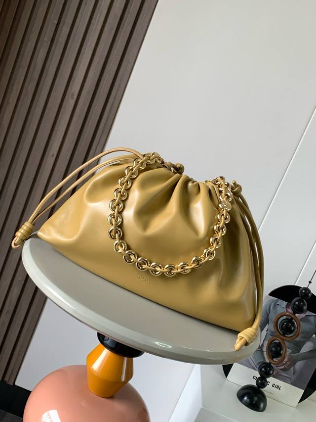 新品明星同款大号柔软纳帕羊皮革 Flamenco Purse手拿包Flamenco Purse 手拿包采用褶皱设计,灵感来自 Flamenco 系列美学,主要细 新品明星同款大号柔软纳帕羊皮革 Flamenco Purse手拿包Flamenco Purse 手拿包采用褶皱设计,灵感来自 Flamenco 系列美学,主要细