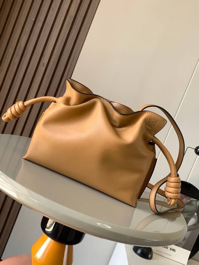 福袋迷你23Cm新款纳帕牛皮革Flamenco手拿包福袋采用拉绳收紧，并打上标志性的盘绕结这个版本采用纳帕牛皮革制成不得不说，这个品牌将皮质的柔软和实用主义都在