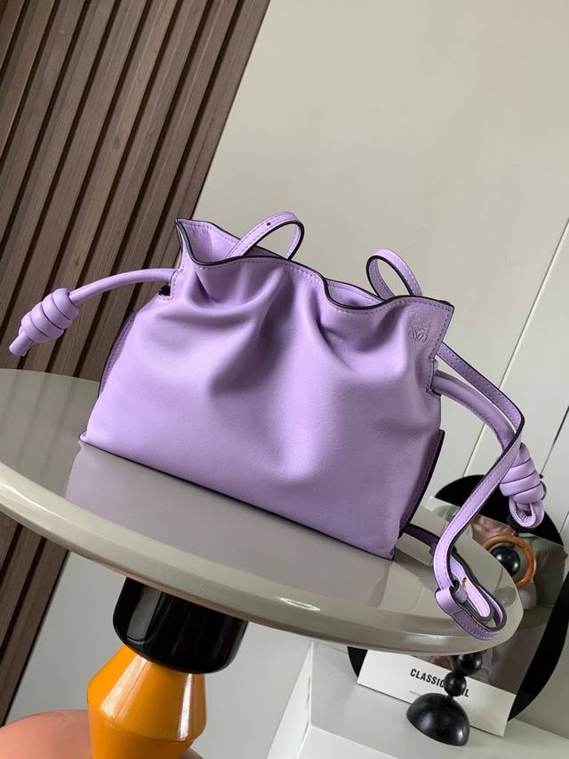 福袋迷你23Cm新款纳帕牛皮革Flamenco手拿包福袋采用拉绳收紧,并打上标志性的盘绕结这个版本采用纳帕牛皮革制成不得不说,这个品牌将皮质的柔软和实用主义都在 福袋迷你23Cm新款纳帕牛皮革Flamenco手拿包福袋采用拉绳收紧,并打上标志性的盘绕结这个版本采用纳帕牛皮革制成不得不说,这个品牌将皮质的柔软和实用主义都在