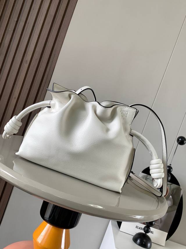 福袋迷你23Cm新款纳帕牛皮革Flamenco手拿包福袋采用拉绳收紧，并打上标志性的盘绕结这个版本采用纳帕牛皮革制成不得不说，这个品牌将皮质的柔软和实用主义都在