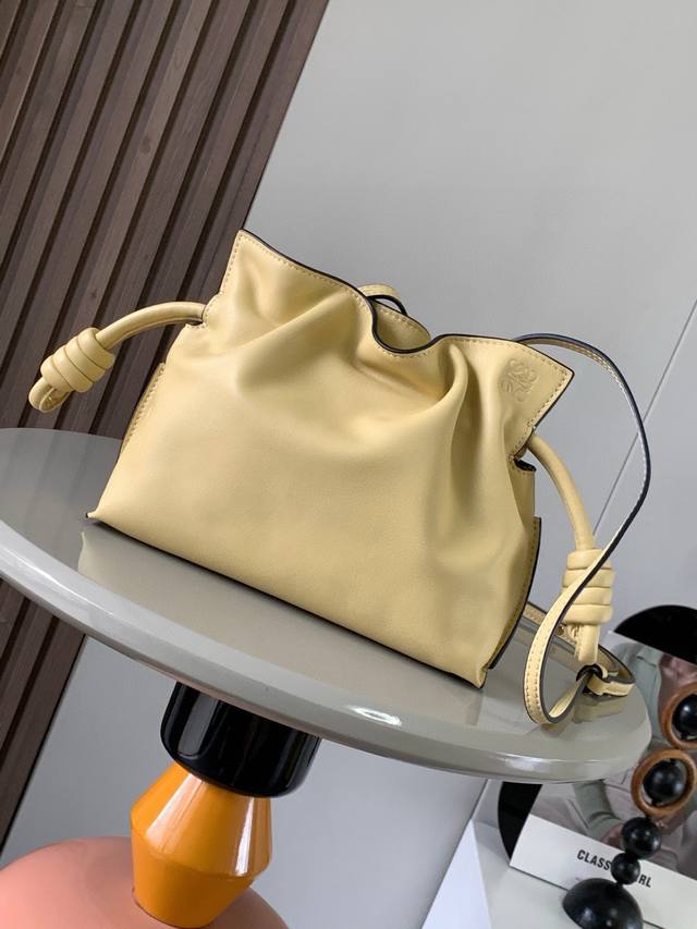 福袋迷你23Cm新款纳帕牛皮革Flamenco手拿包福袋采用拉绳收紧，并打上标志性的盘绕结这个版本采用纳帕牛皮革制成不得不说，这个品牌将皮质的柔软和实用主义都在