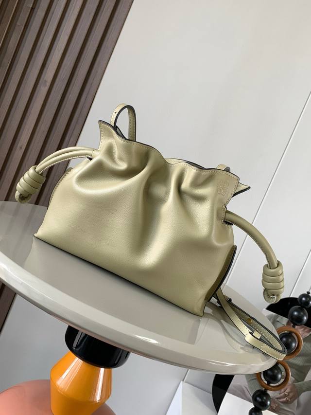 福袋迷你23Cm新款纳帕牛皮革Flamenco手拿包福袋采用拉绳收紧，并打上标志性的盘绕结这个版本采用纳帕牛皮革制成不得不说，这个品牌将皮质的柔软和实用主义都在