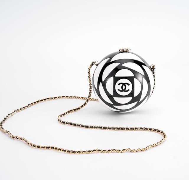 回货Ohanel 23K时装周秀款球形晚宴包 圆球第一次出现山茶花配色超级值得收藏 亚克力山茶花球采用进口亚克力材质、全铜穿羊皮链条，小羊皮内里，质感和品质 山