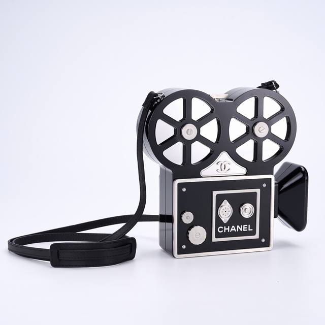 独家重磅出货Chanel王炸秀款放映机包包,复古风满满,酷炫有型 Zp级 这款电影放映机包包出自2016的Pre-Fall大秀,老佛爷将这场大秀搬到罗马的影棚内 独家重磅出货Chanel王炸秀款放映机包包,复古风满满,酷炫有型 Zp级 这款电影放映机包包出自2016的Pre-Fall大秀,老佛爷将这场大秀搬到罗马的影棚内