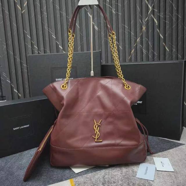 款号8828-酒红Jamie 4.3 Large Pochon_福袋水桶包 意大利进口柔软小羊皮 抽绳设计让手袋呈现出自然高级的褶皱感 金属链条和包身上的金属L