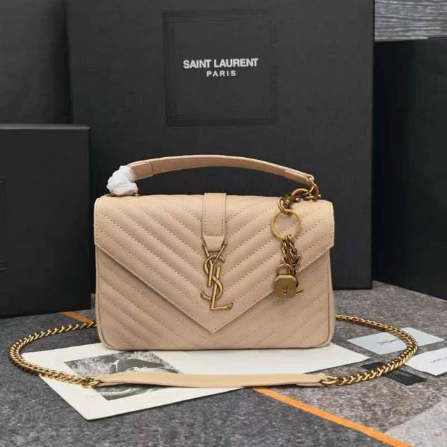 万年款邮差包，火辣辣的劲爆款24Cm，街拍神器，众多明星好莱坞女神的首选款式，怎么搭都好看、怎么搭都毫无违和感、搭配休闲着装显得随性帅气、搭配正装尽显高雅华贵、