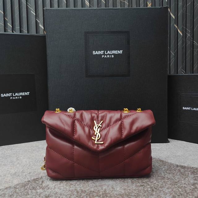 小号8821-升级头层小羊皮版Loulou Puffer 绗缝小羊皮包，100%小羊皮制作，手感柔软细腻，犹如怀抱云朵般的感受；经典的Y家Logo、链条及扣眼五