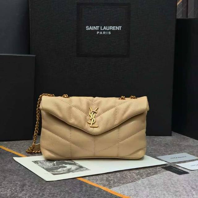小号8821-升级头层小羊皮版Loulou Puffer 绗缝小羊皮包，100%小羊皮制作，手感柔软细腻，犹如怀抱云朵般的感受；经典的Y家Logo、链条及扣眼五