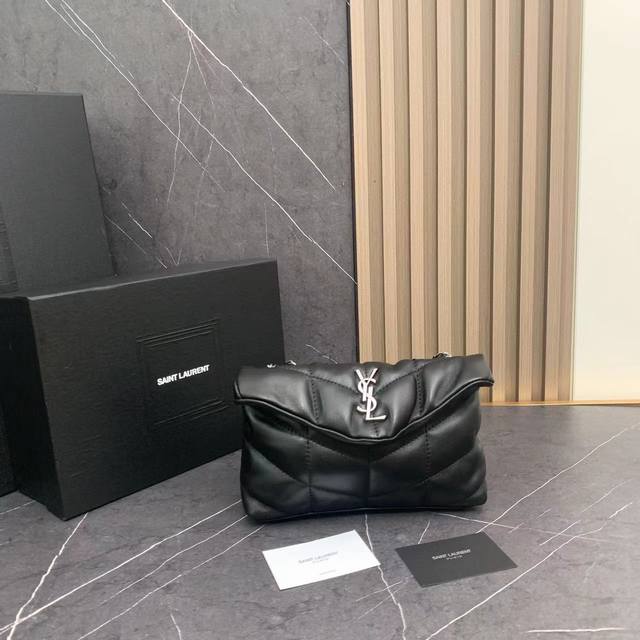 小号8821-升级头层小羊皮版Loulou Puffer 绗缝小羊皮包，100%小羊皮制作，手感柔软细腻，犹如怀抱云朵般的感受；经典的Y家Logo、链条及扣眼五