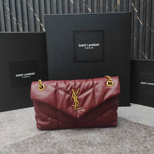 中号8822-升级版Loulou Puffer 绗缝小羊皮包,100%小羊皮制作,手感柔软细腻,犹如怀抱云朵般的感受;经典的Y家Logo、链条及扣眼五金均采用银 中号8822-升级版Loulou Puffer 绗缝小羊皮包,100%小羊皮制作,手感柔软细腻,犹如怀抱云朵般的感受;经典的Y家Logo、链条及扣眼五金均采用银