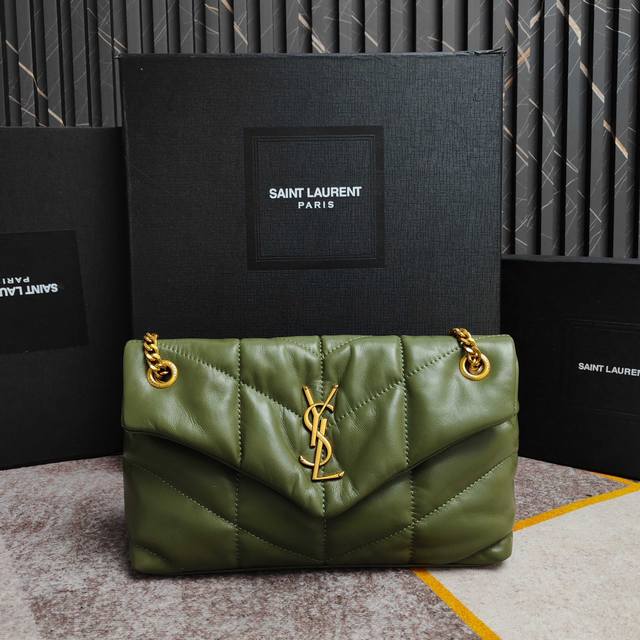 中号8822-升级版Loulou Puffer 绗缝小羊皮包，100%小羊皮制作，手感柔软细腻，犹如怀抱云朵般的感受；经典的Y家Logo、链条及扣眼五金均采用银