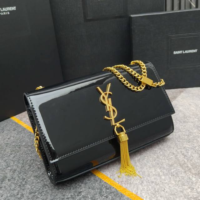 Yslsaint Laurent Slp时尚博主Chiara Ferragni 各大明星同款金属Logo金闪闪做工精细 皮料超美 方便实用型 款号：8832-1