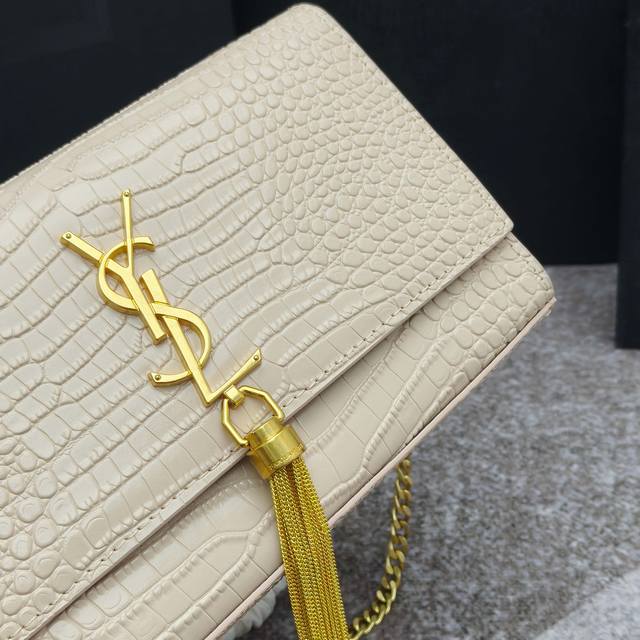 Yslsaint Laurent Slp时尚博主Chiara Ferragni 各大明星同款金属Logo金闪闪做工精细 皮料超美 方便实用型 款号：8832#S